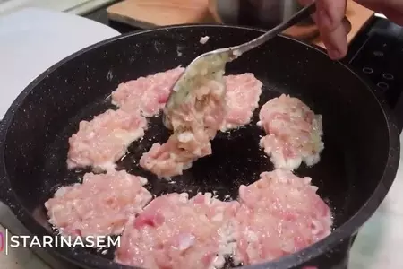 Куриные оладьи в сливочном соусе: шаг 2