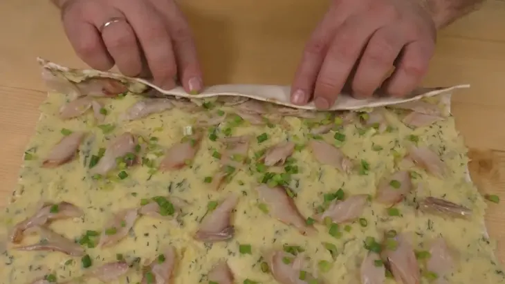 Аппетитная закуска из лаваша и скумбрии: шаг 5