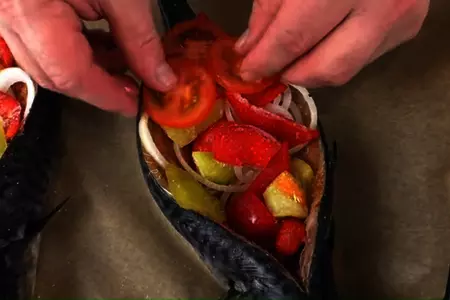Запеченная скумбрия с овощами: шаг 4