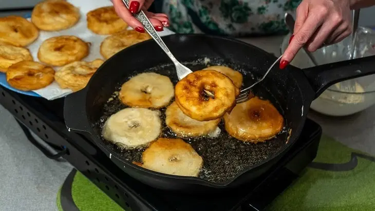 Яблочные оладьи в кляре: шаг 7