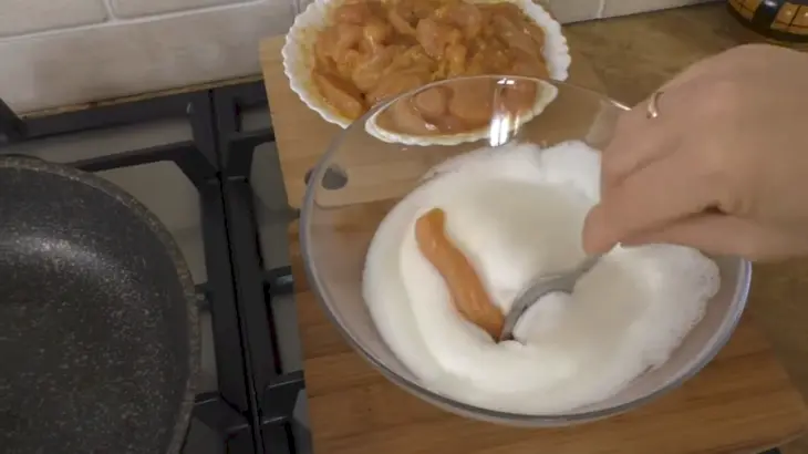 Куриные палочки на сковороде: шаг 4