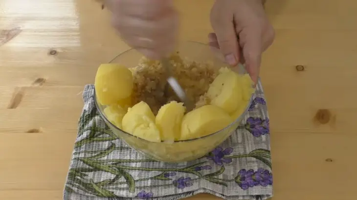 Ленивые пирожки на картофельном отваре: шаг 3