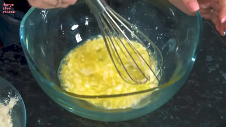Сладкие пышки с штрейзельной крошкой: шаг 2