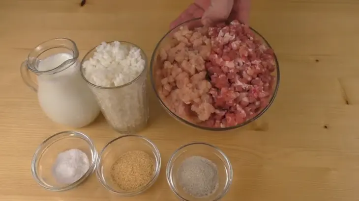 Колбаса в стакане из трех продуктов: шаг 1