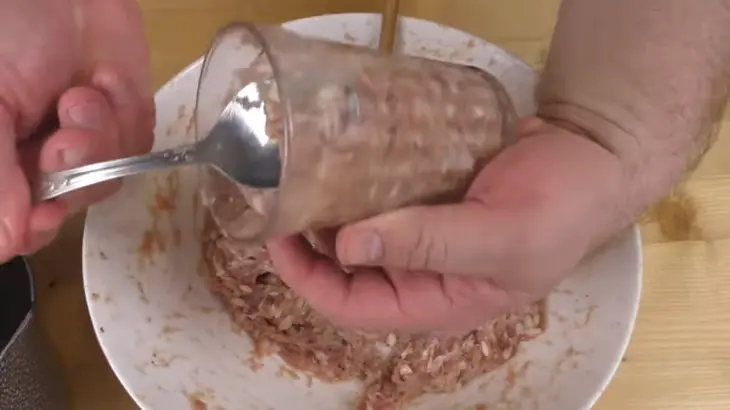 Колбаса в стакане из трех продуктов: шаг 3