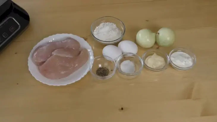 Куриная грудка в луковом кляре: шаг 1
