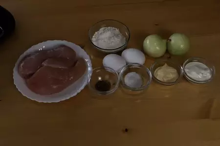 Куриная грудка в луковом кляре: шаг 1