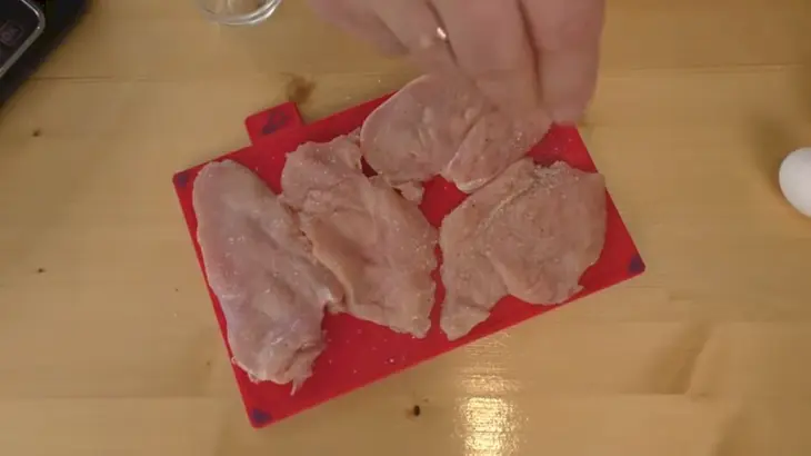 Куриная грудка в луковом кляре: шаг 2