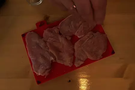 Куриная грудка в луковом кляре: шаг 2