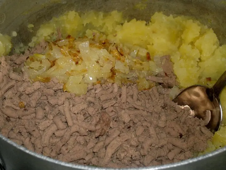 Пирожки с картошкой и куриной печёнкой: шаг 5