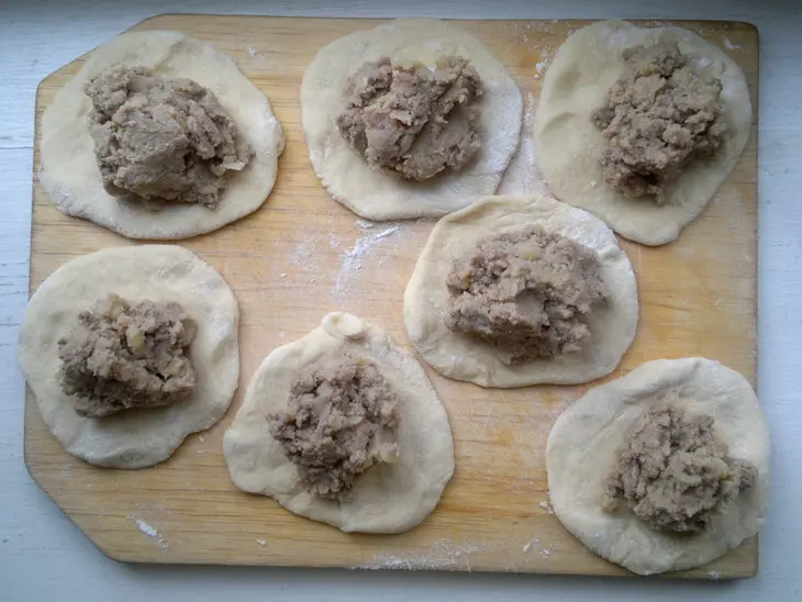 Пирожки с картошкой и куриной печёнкой: шаг 12