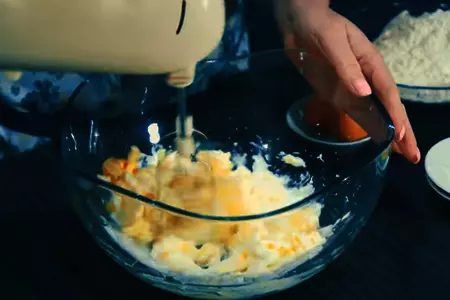 Сочники с творожной начинкой: шаг 3