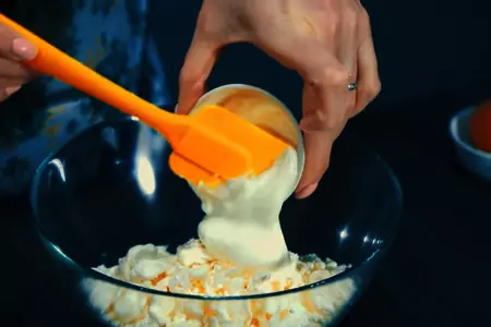 Сочники с творожной начинкой: шаг 6
