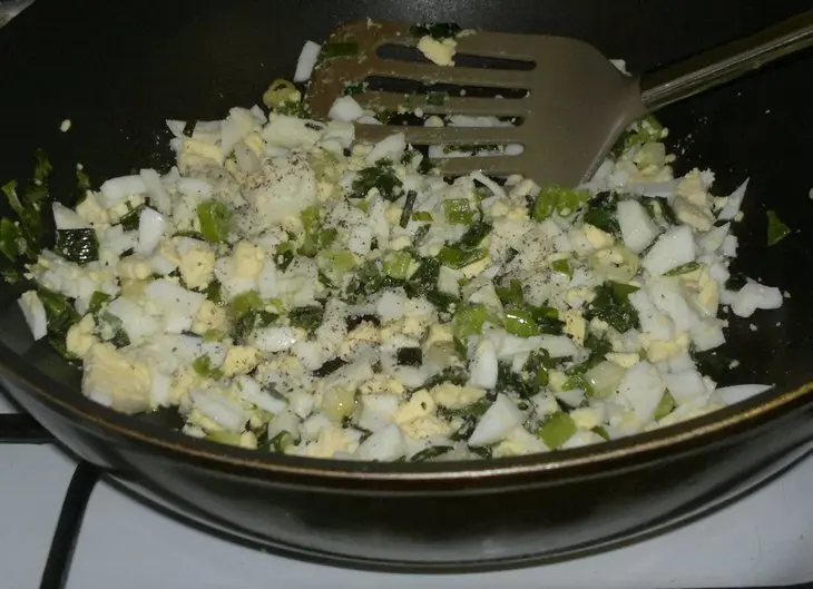 Кулебяка с рыбой, яйцами и овощами: шаг 12