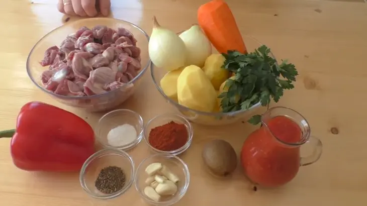 Горячее блюдо из куриных желудочков: шаг 1