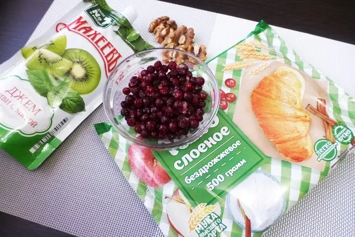 Завитушки с джемом махеевъ, брусникой и орехами, 14 февраля: шаг 1