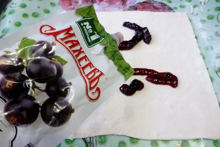 Завитушки с джемом махеевъ, брусникой и орехами, 14 февраля: шаг 6