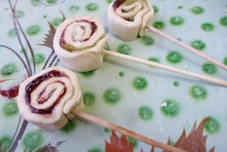 Завитушки с джемом махеевъ, брусникой и орехами, 14 февраля: шаг 7