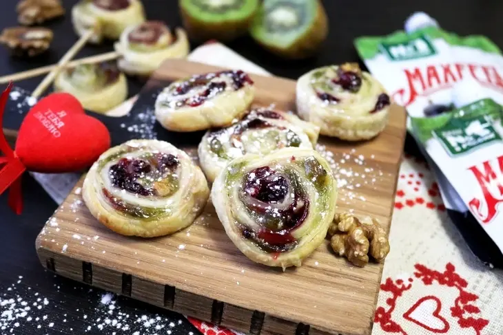 Завитушки с джемом махеевъ, брусникой и орехами, 14 февраля: шаг 9