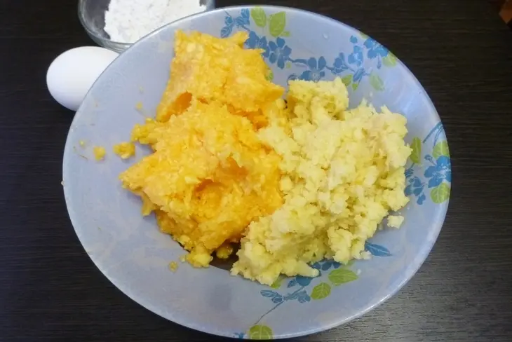Закусочный торт из кабачковых блинчиков с грибной начинкой: шаг 2