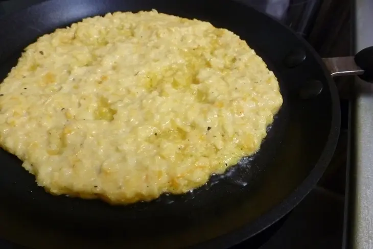 Закусочный торт из кабачковых блинчиков с грибной начинкой: шаг 4
