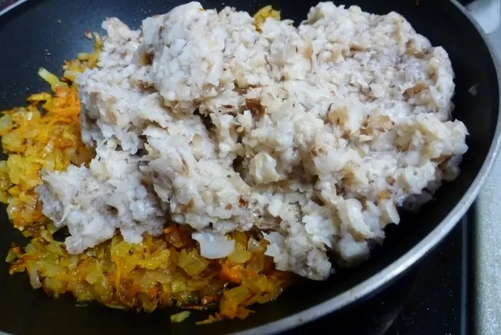 Закусочный торт из кабачковых блинчиков с грибной начинкой: шаг 6