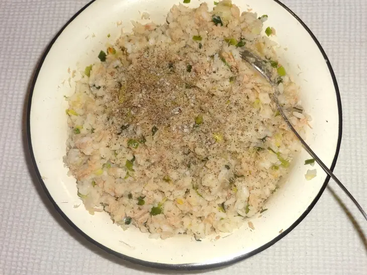 Блины с рыбной начинкой и сырным соусом: шаг 4