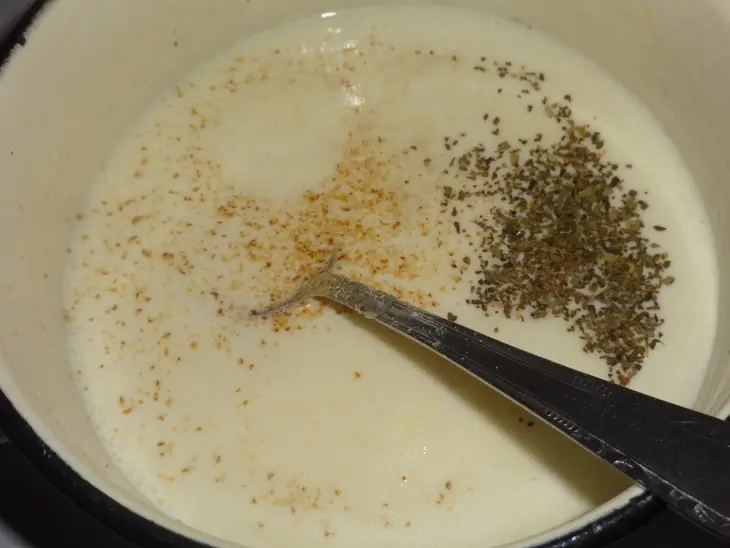 Блины с рыбной начинкой и сырным соусом: шаг 13