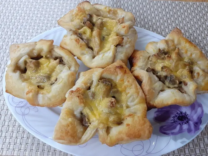 Сочная курица с грибами и сыром в слоеном тесте: шаг 1