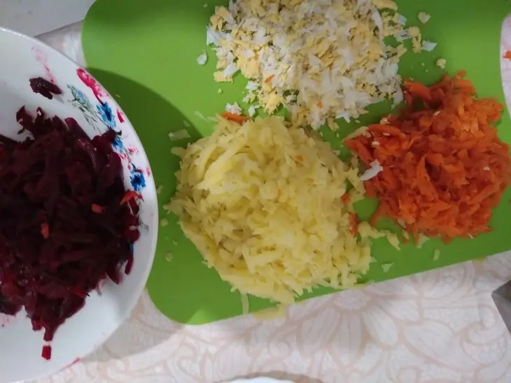 Салат "скумбрия под шубой": шаг 1