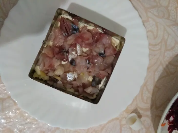 Салат "скумбрия под шубой": шаг 2