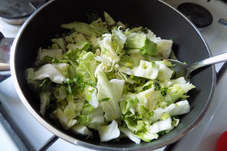 Тонкие блины, фаршированные жареной капустой и шпинатом: шаг 5