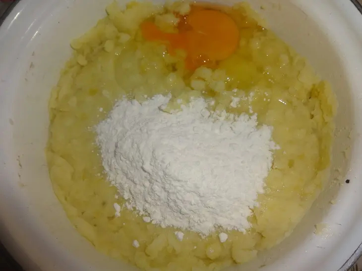 Пирог из картофельного теста с курицей и овощами: шаг 3