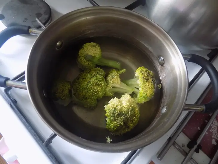 Блины из цельнозерновой муки с овсянкой и брокколи: шаг 3