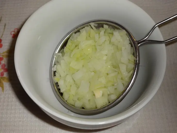 Блинный торт с селёдкой и овощами: шаг 2