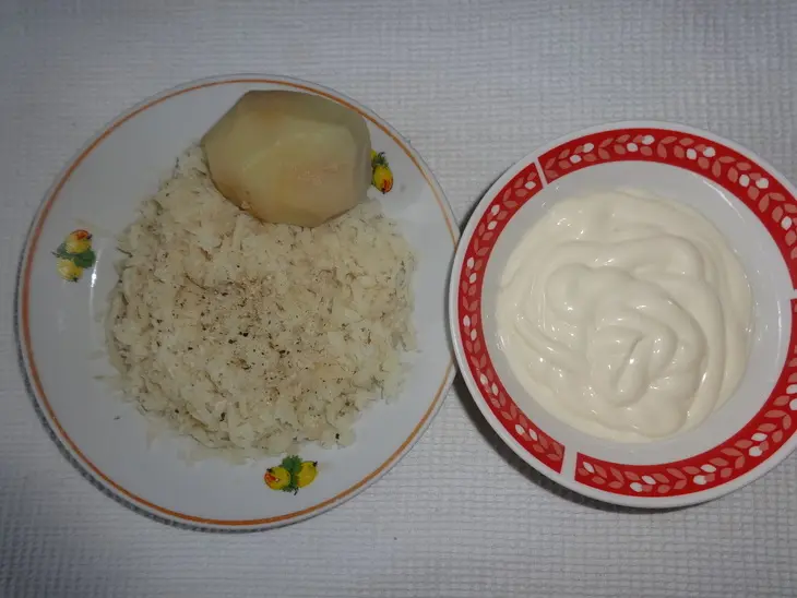 Блинный торт с селёдкой и овощами: шаг 3