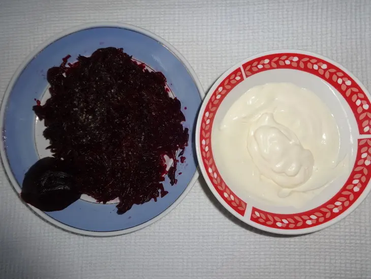 Блинный торт с селёдкой и овощами: шаг 4