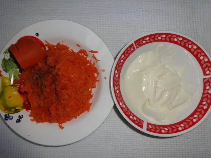Блинный торт с селёдкой и овощами: шаг 5