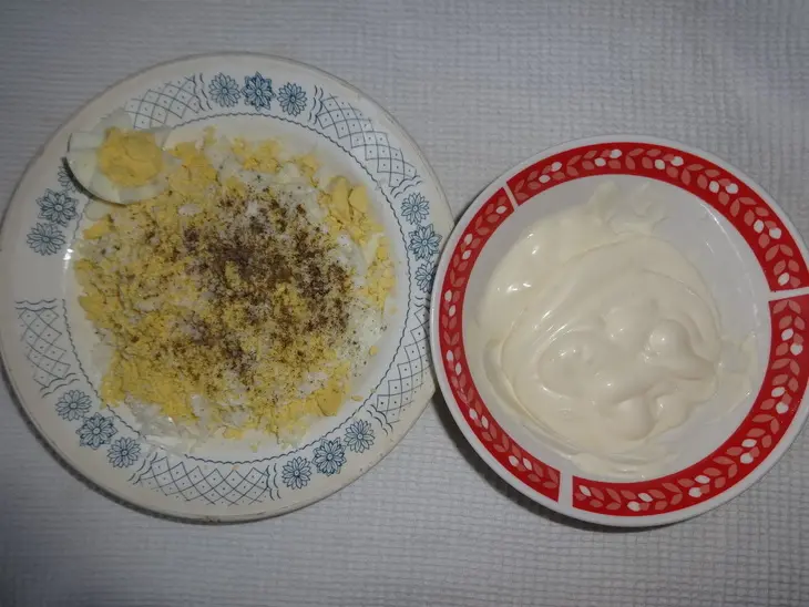 Блинный торт с селёдкой и овощами: шаг 6