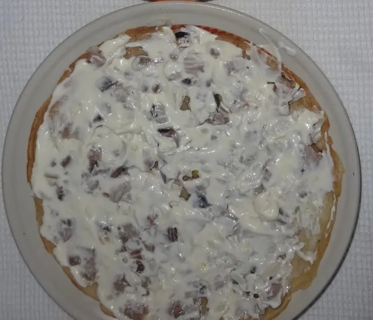 Блинный торт с селёдкой и овощами: шаг 7