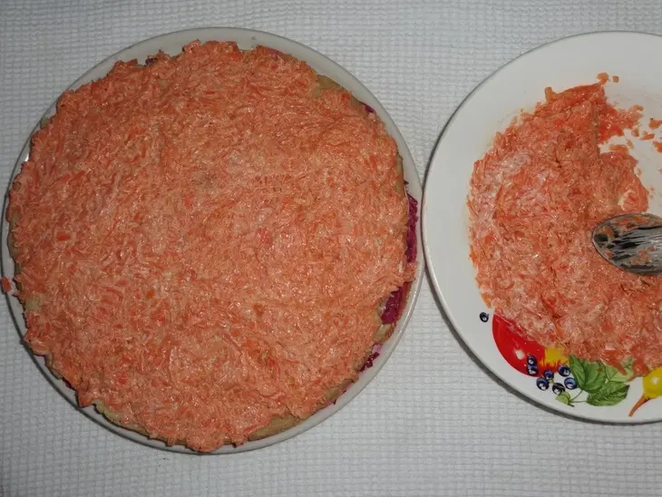Блинный торт с селёдкой и овощами: шаг 8