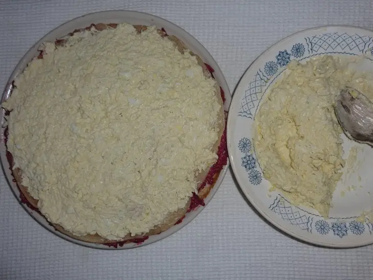 Блинный торт с селёдкой и овощами: шаг 9