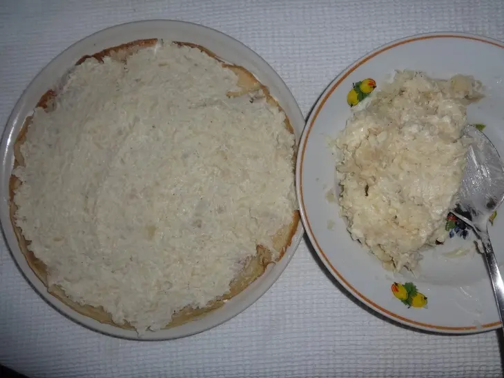 Блинный торт с селёдкой и овощами: шаг 10