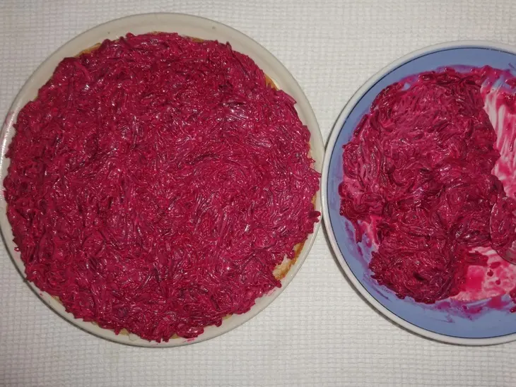 Блинный торт с селёдкой и овощами: шаг 11