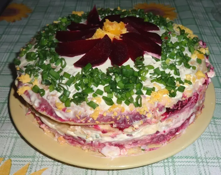 Блинный торт с селёдкой и овощами: шаг 12