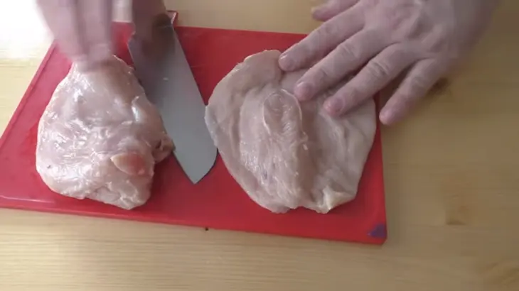 Куриный рулет фаршированный блинами: шаг 2