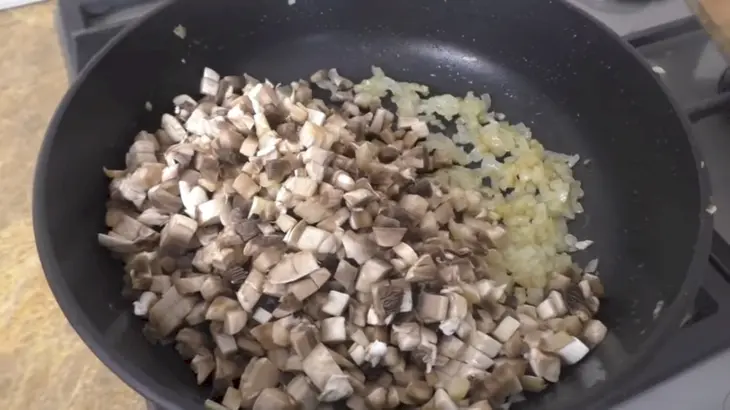 Куриный рулет фаршированный блинами: шаг 3