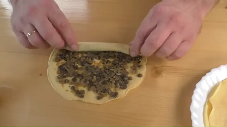 Куриный рулет фаршированный блинами: шаг 5
