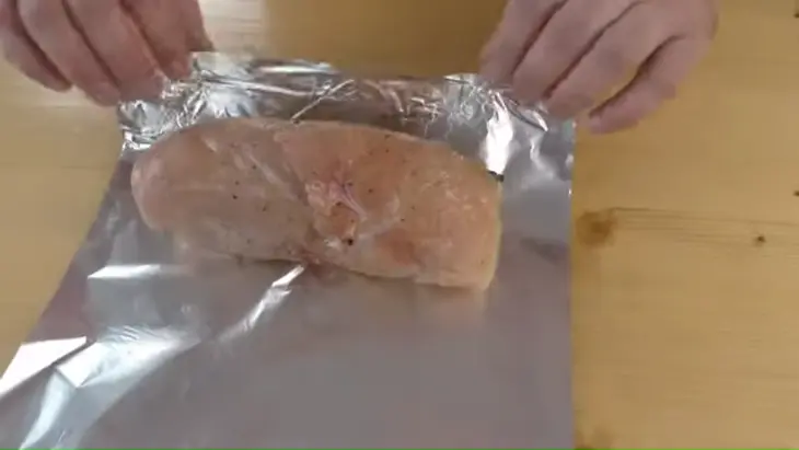 Куриный рулет фаршированный блинами: шаг 7