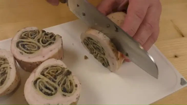 Куриный рулет фаршированный блинами: шаг 8